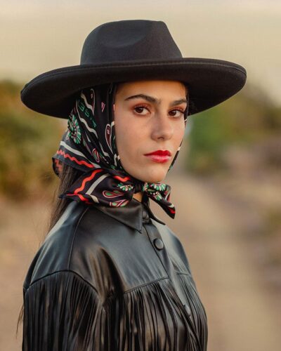 panuelo-paisley-negro-modelo