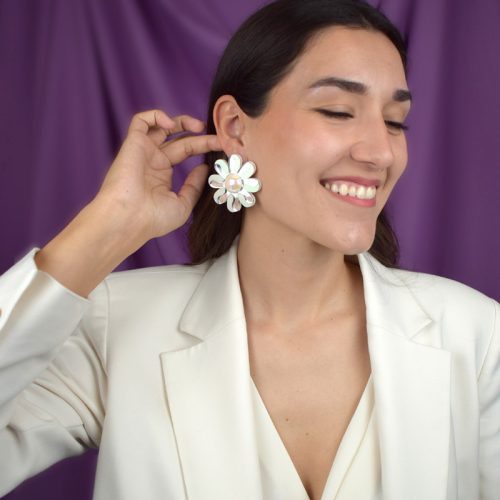 flor-70s-blanca-modelo