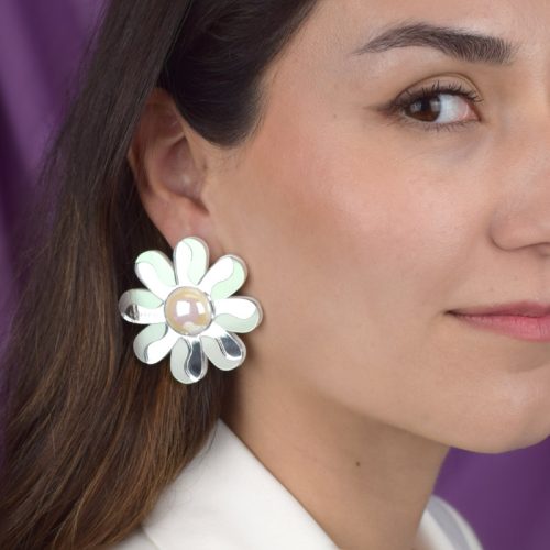 flor-70s-blanca-modelo-perfil