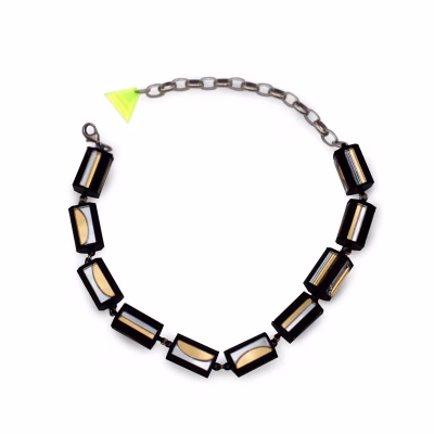 COLLAR FRENTE CAJA DE ABEJORROS