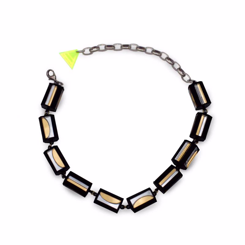 COLLAR FRENTE CAJA DE ABEJORROS