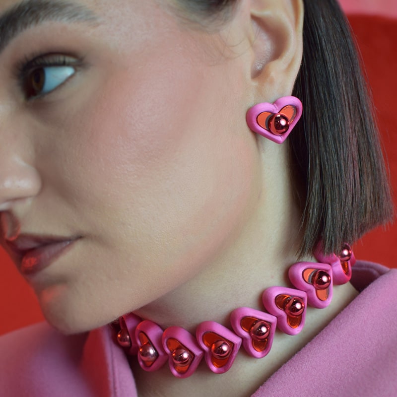 collar-corazon-inflado-fucsia-modelo-2