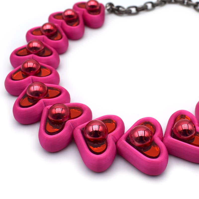 collar-corazon-inflado-fucsia-perfil