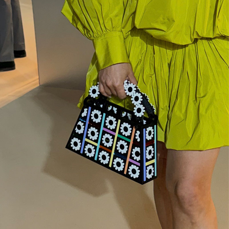 BOLSO-MARGARITAS-BLANCO-Y-NEGRO-MODELO