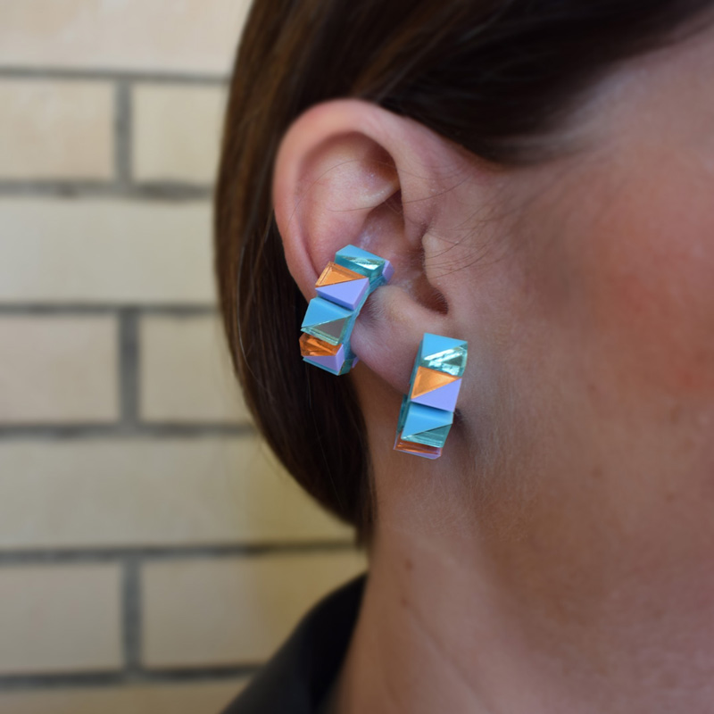 ear-cuff-geometric-azul-modelo