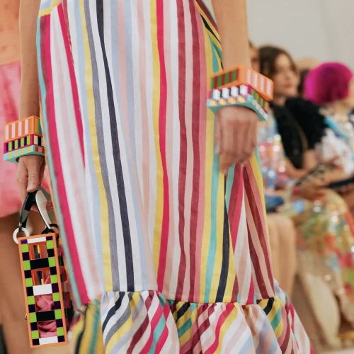 brazaletes-levante-bolso-desfile-celia